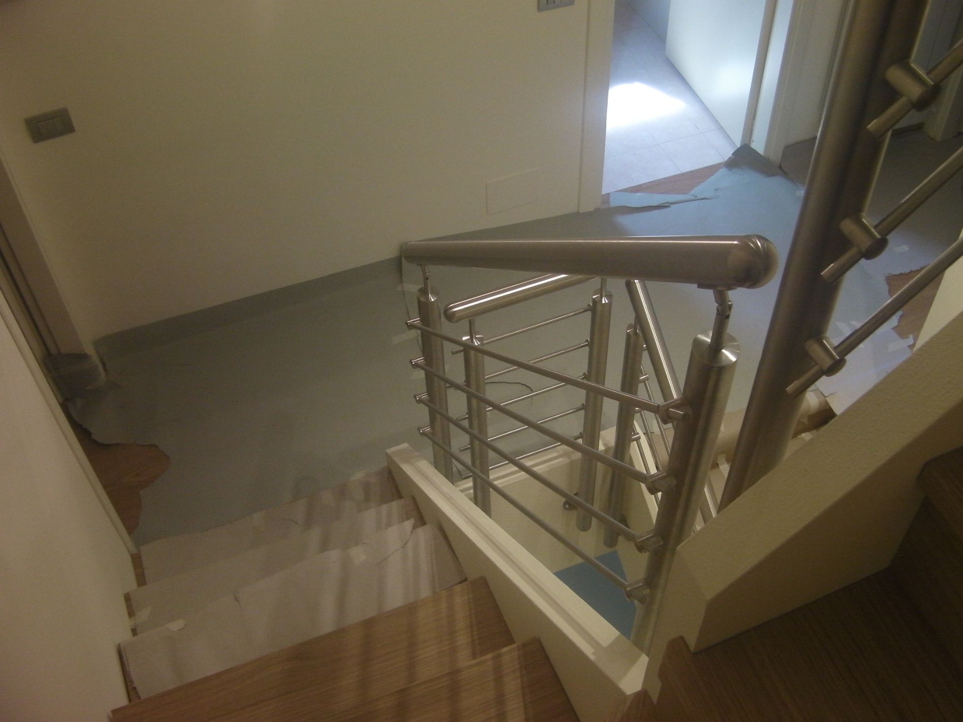 ringhiera con corrimano in legno