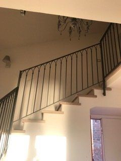 ringhiera lungo scala palazzo