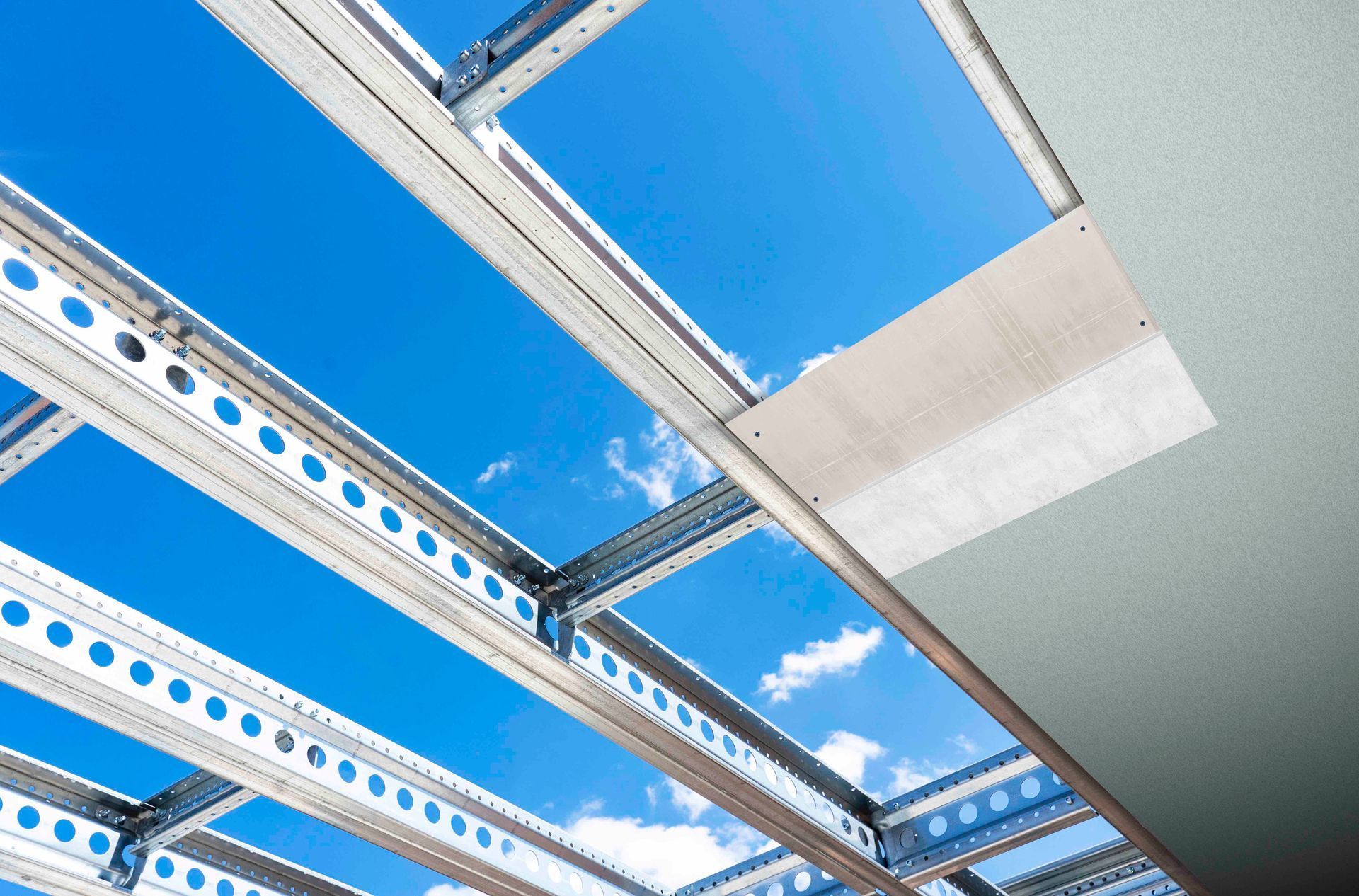Dettaglio dei profili metallici nello stabilimento Knauf durante la plenaria con Scaffsystem e Nuova