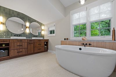 A bathroom with two sinks and a bathtub.