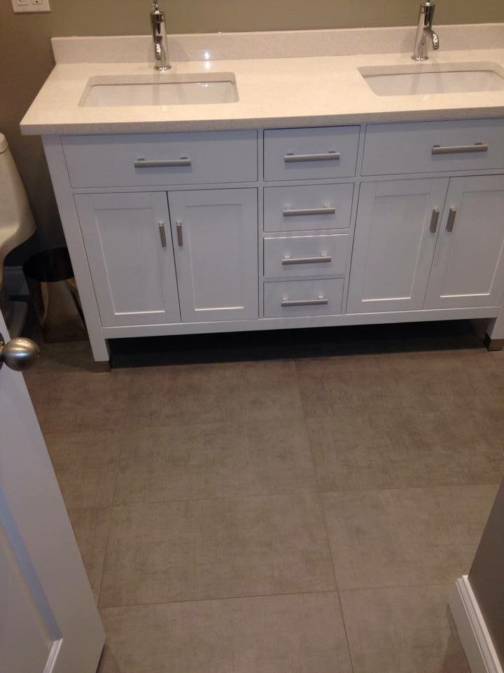 A bathroom with two sinks and a toilet
