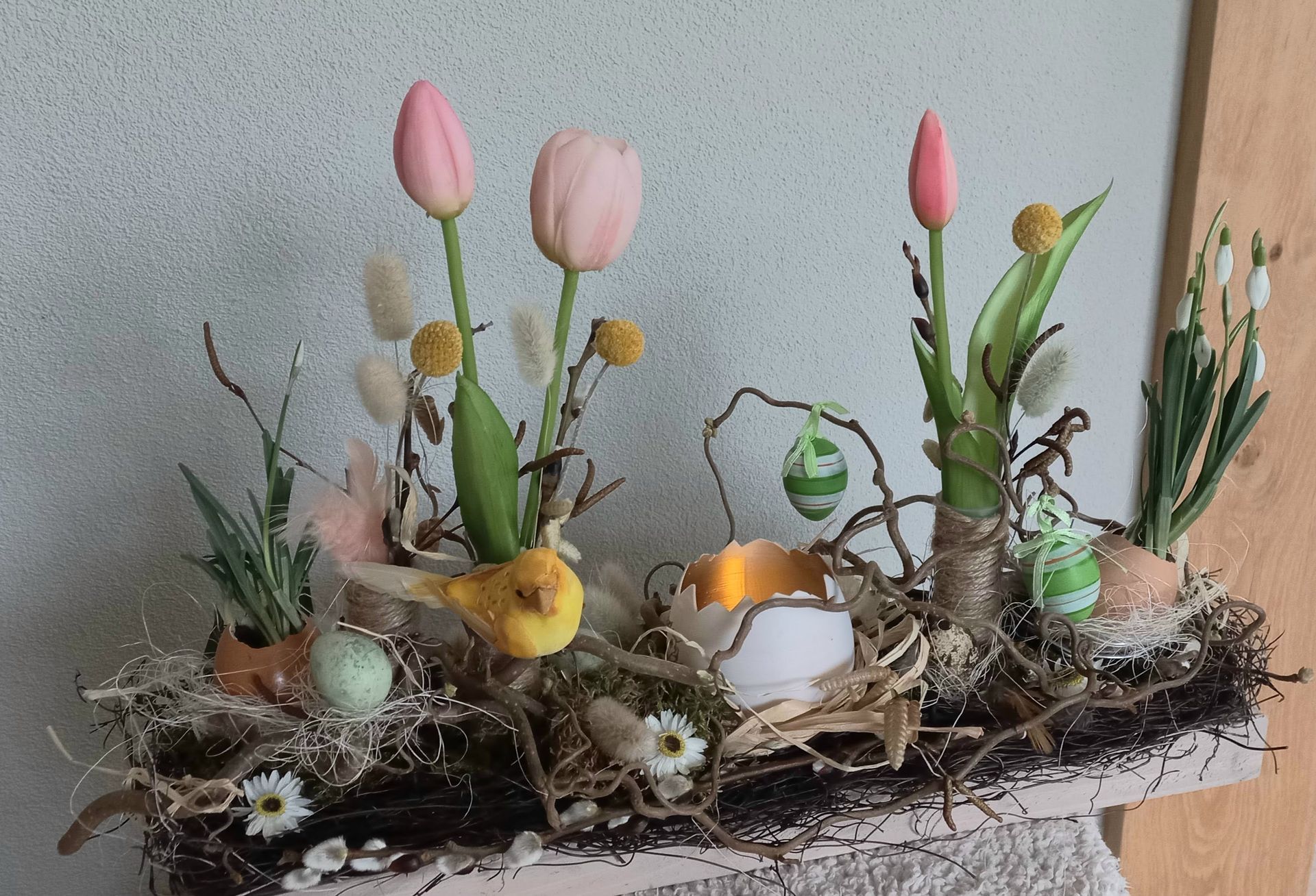Tafelstuk
De lente heel lang op tafel met dit stuk want het blijft lang mooi. Het is gemaakt met droogbloemen en kunsttulpjes. In de buisjes kunnen ook echte bloemen. In het midden is ruimte voor een waxinelichtje in het kunst-ei.