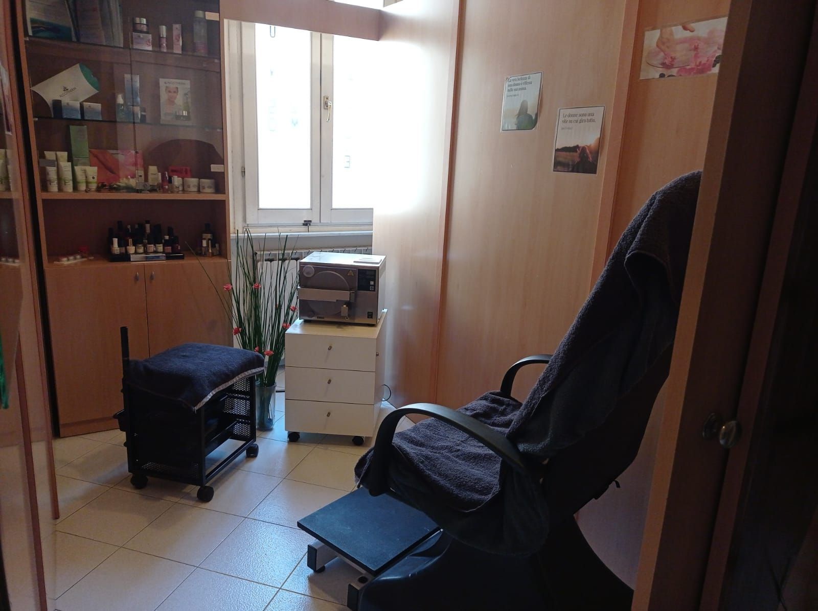 una stanza con una sedia e un pouf e una finestra .