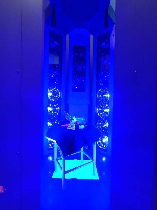 una stanza piena di luci blu e un tavolo .