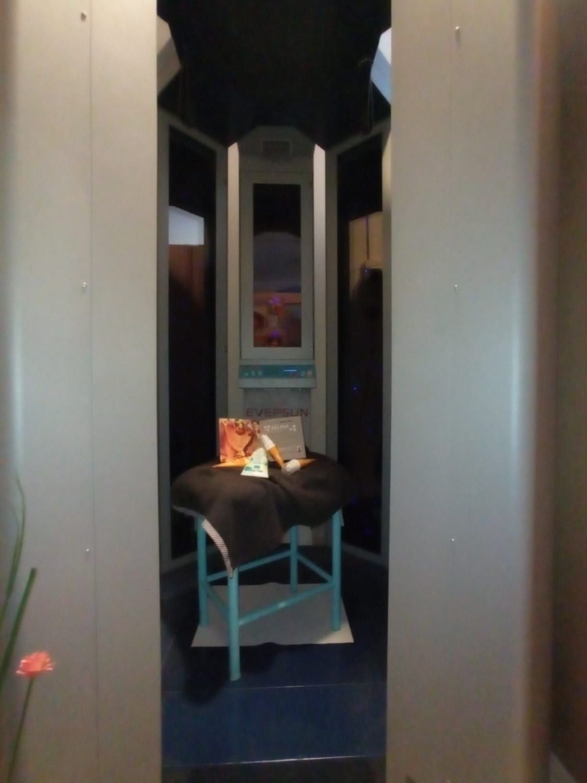 una stanza con un tavolo e una sedia