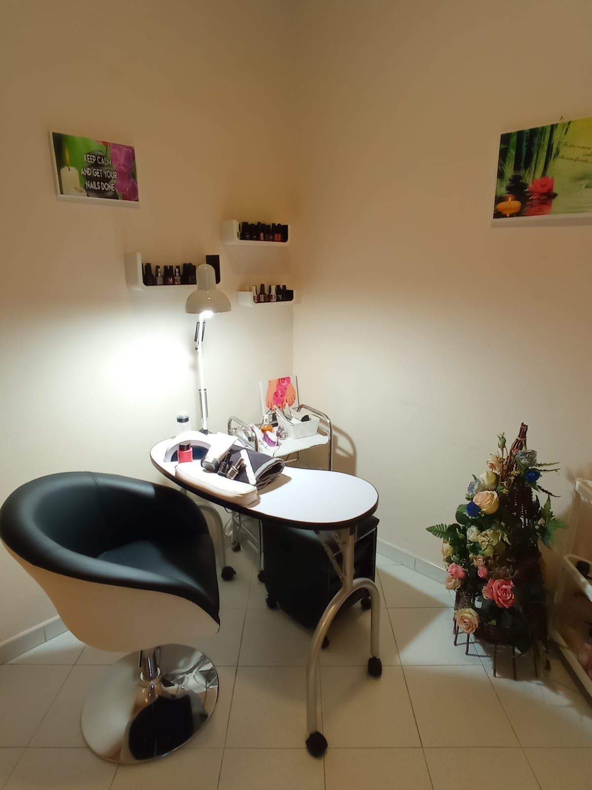 una stanza con un tavolo e una sedia e un vaso di fiori