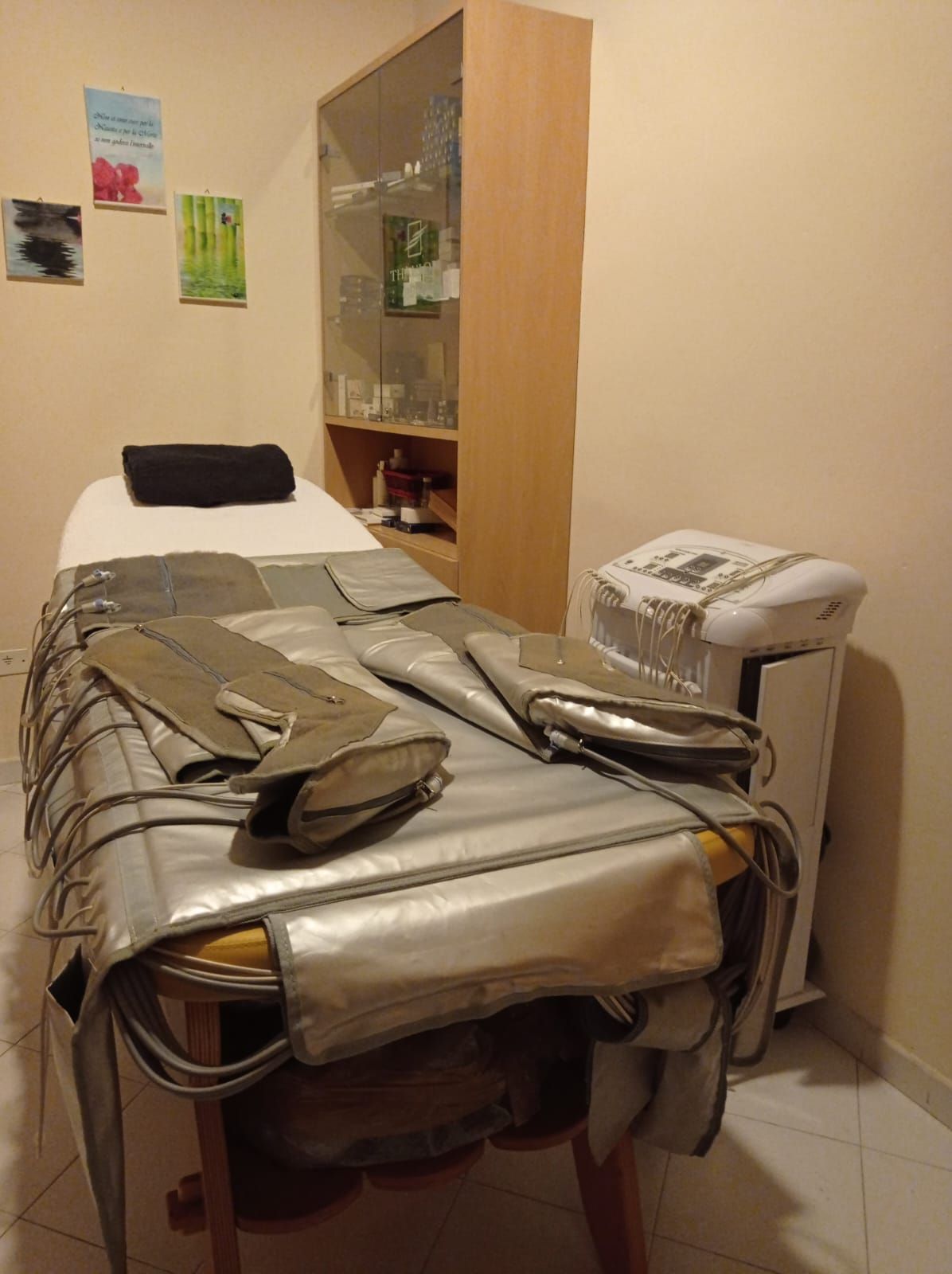 una stanza con un letto e una macchina .