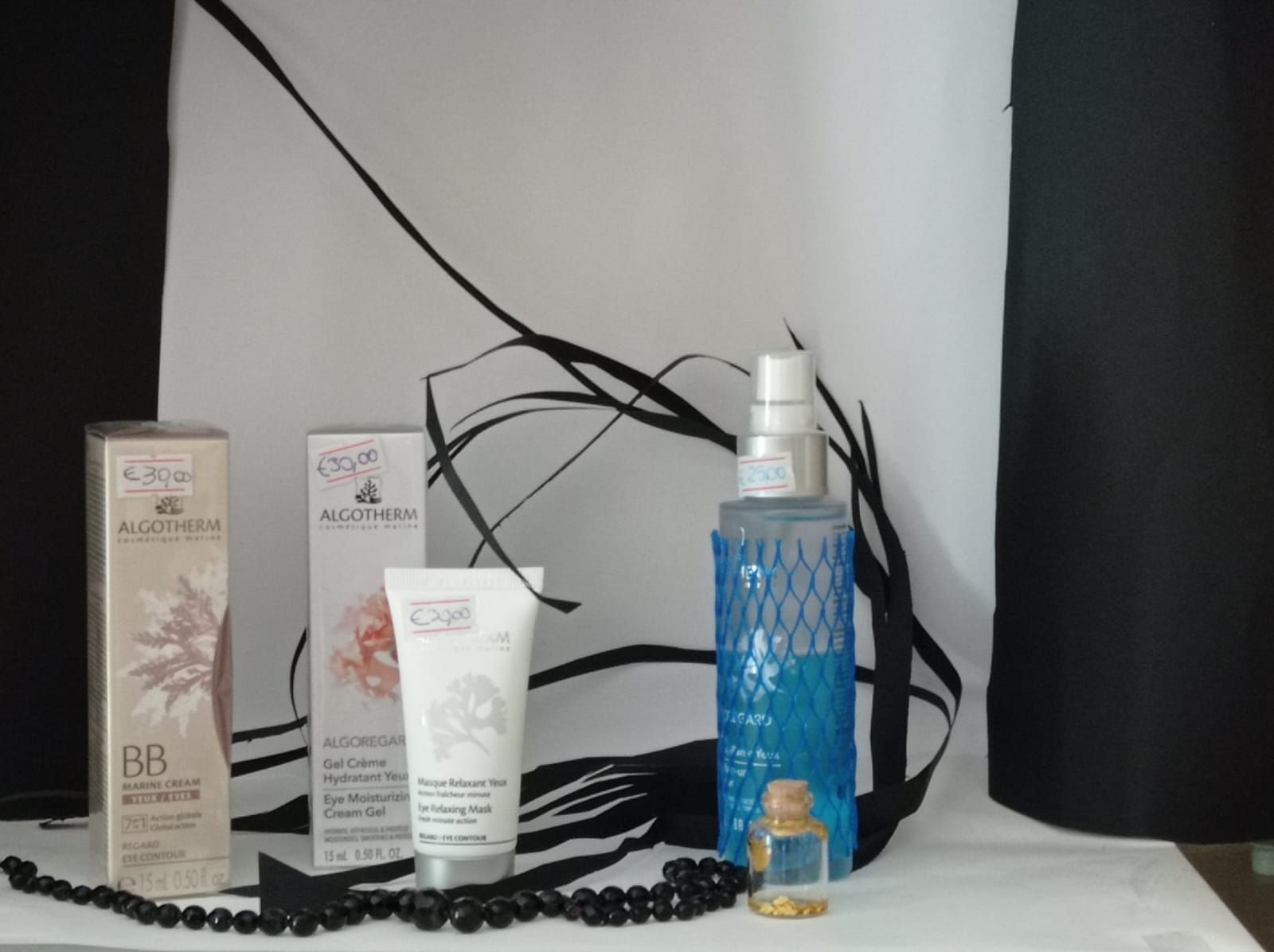 un gruppo di prodotti per la cura della pelle sono seduti su un tavolo