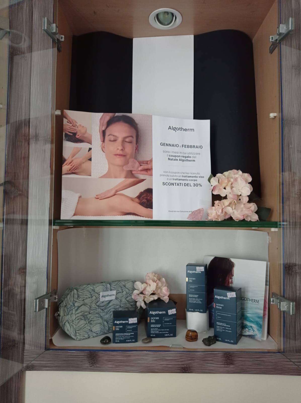 un armadio di legno pieno di prodotti per la cura della pelle