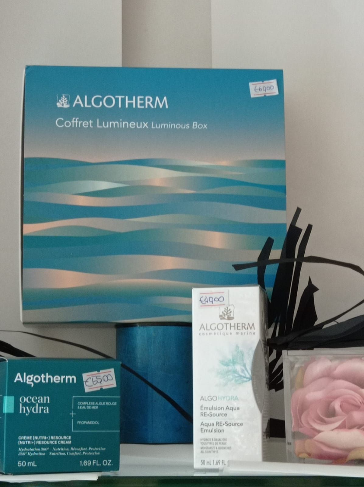 un scaffale pieno di prodotti cosmetici e una scatola di algotherm