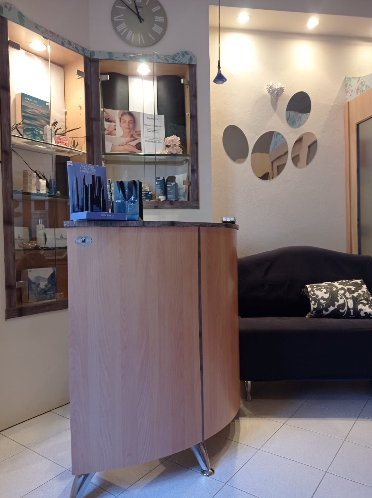 una stanza con un tavolo e un divano e un orologio sopra