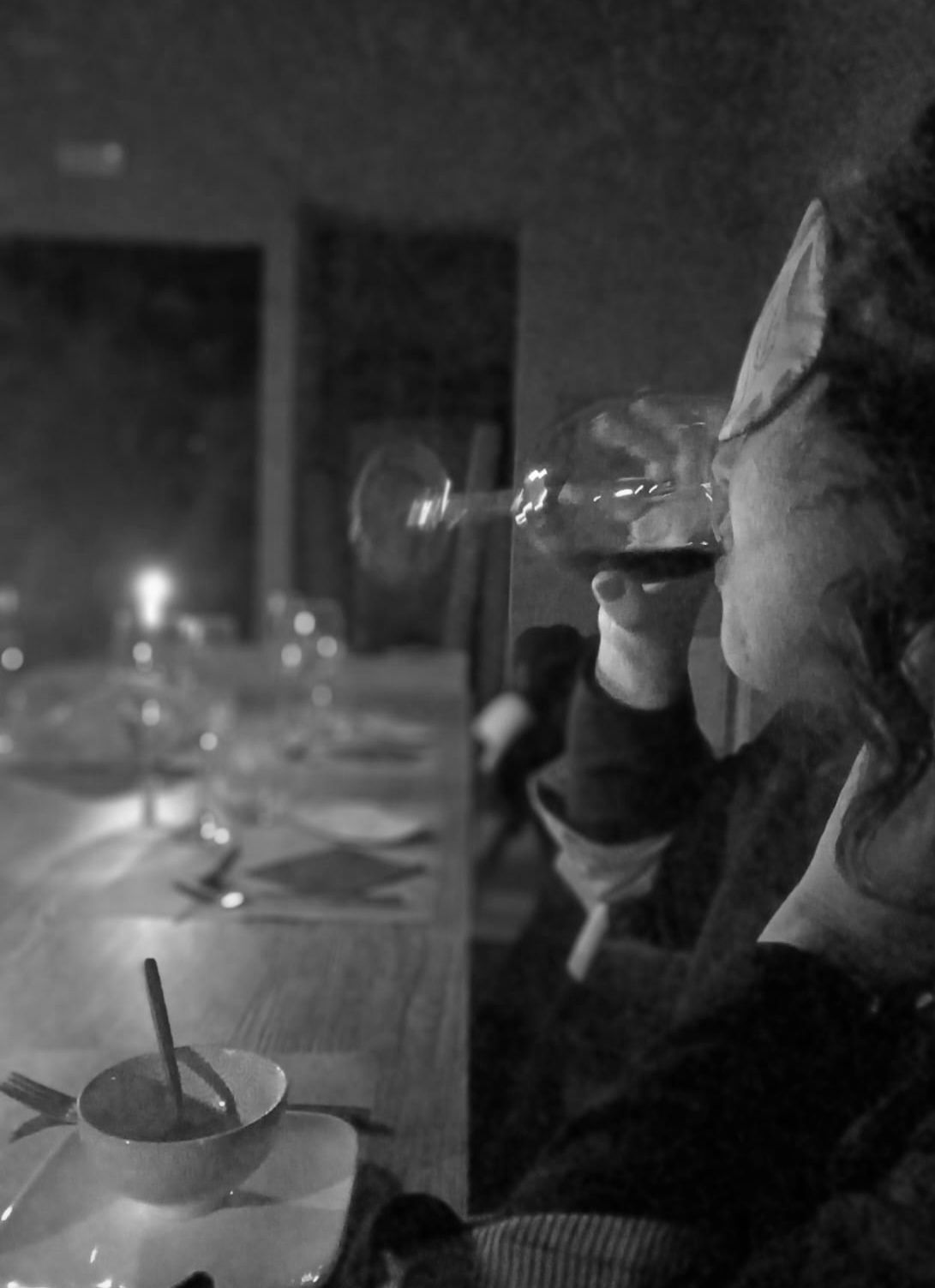 Due bicchieri di vino sono appoggiati su un tavolo fuori