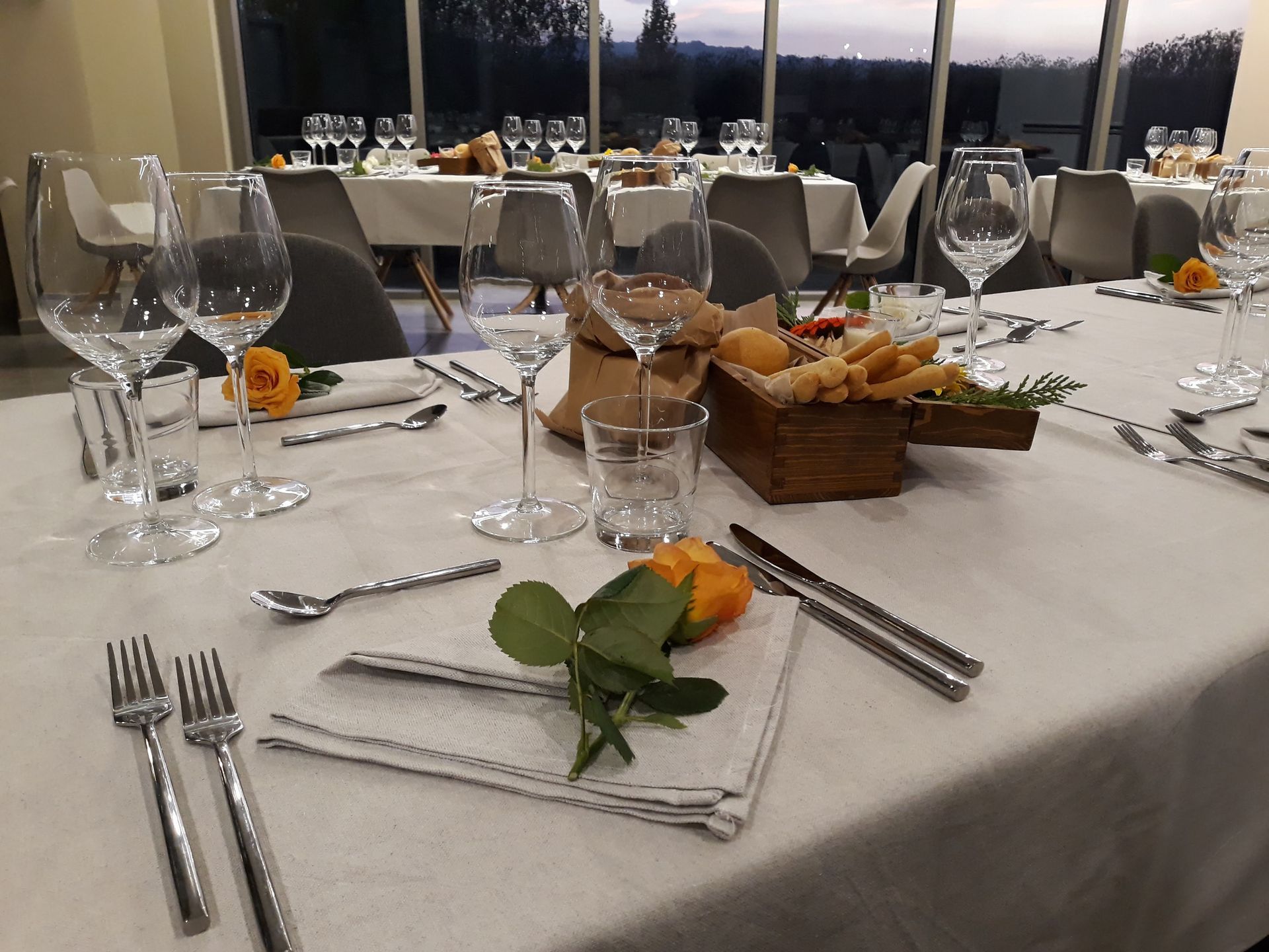 Ci sono molti tipi diversi di cibo sulla tavola.