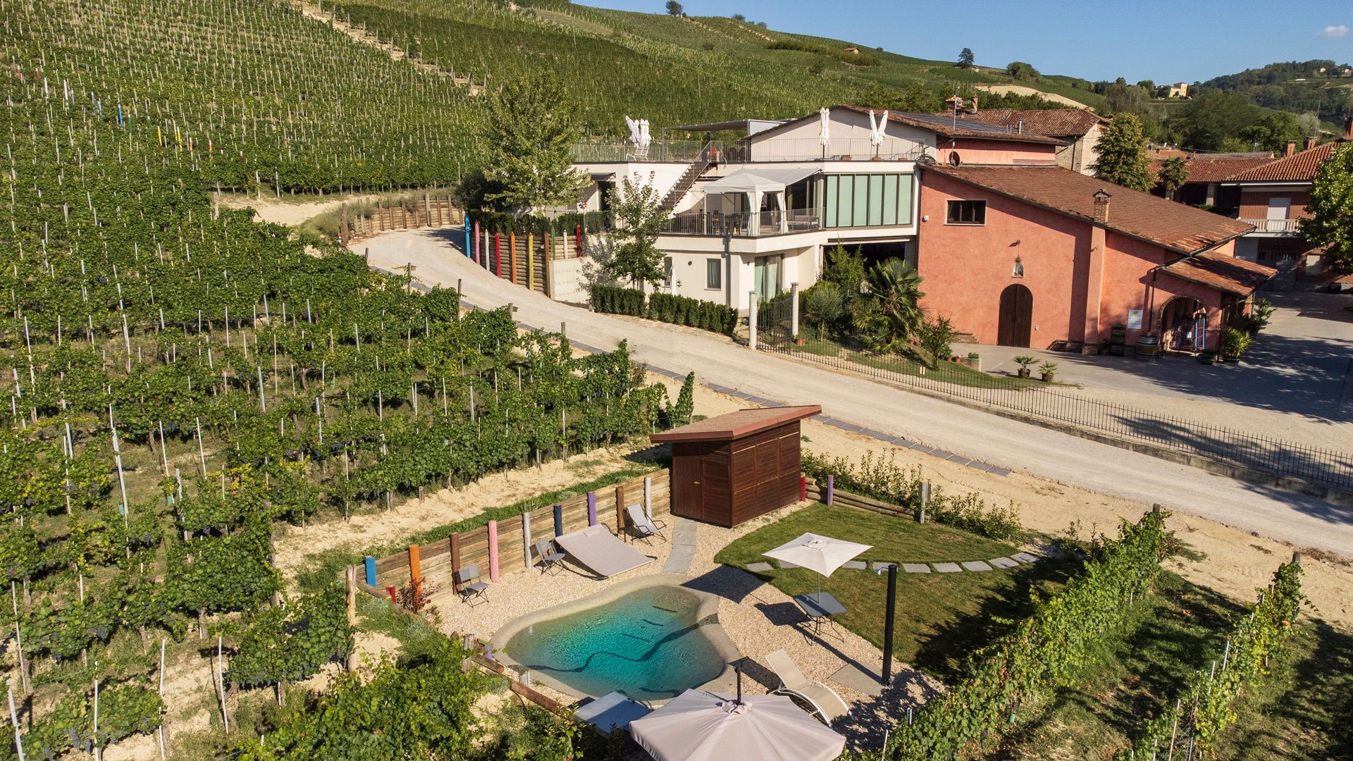 Una vista aerea di una casa e di una piscina in un vigneto.