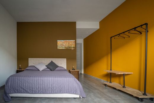 Una camera da letto con un letto e un attaccapanni.
