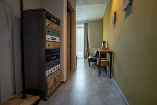 Un corridoio con una cassettiera e una scrivania in una stanza d'albergo.