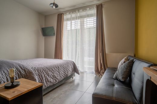 C'è un letto e un divano nella stanza.