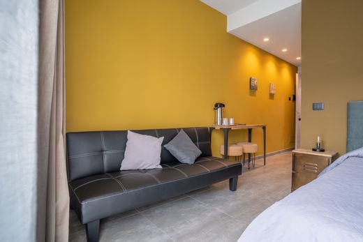 Una stanza con un divano e un letto