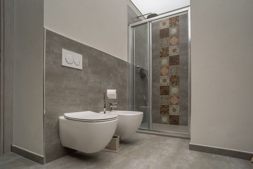 Un bagno con due wc, un bidet e una doccia.