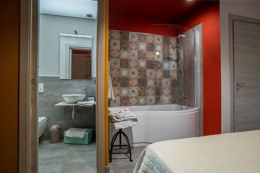 Un bagno con vasca, lavandino e specchio.