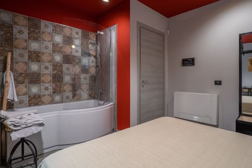Una camera da letto con vasca da bagno e un letto.