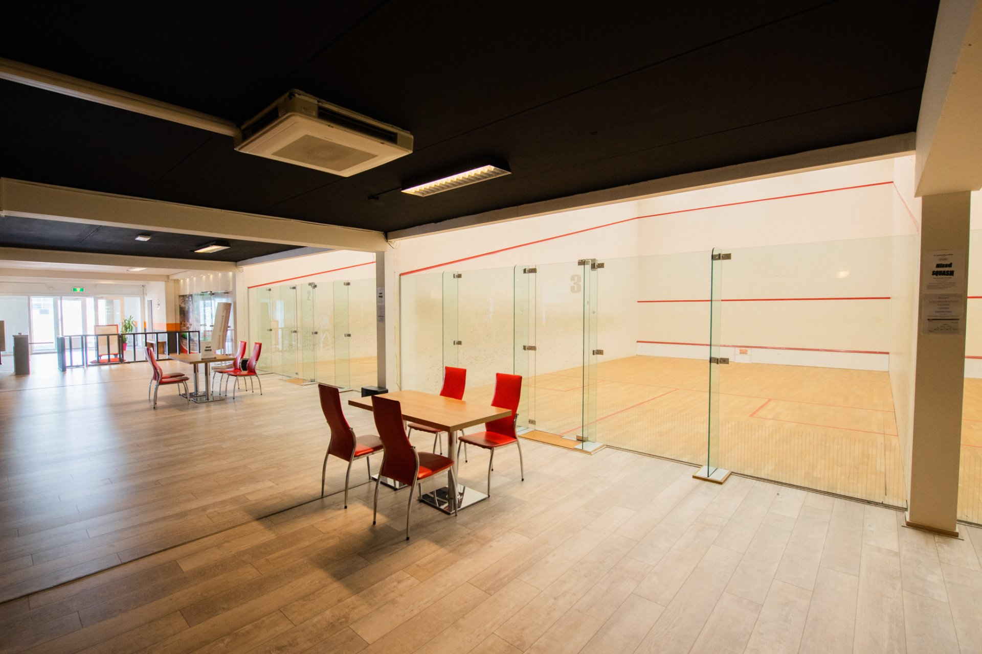 In het midden van de kamer staat een tafel en stoelen.