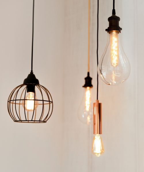 A bunch of light bulbs hanging from the ceiling