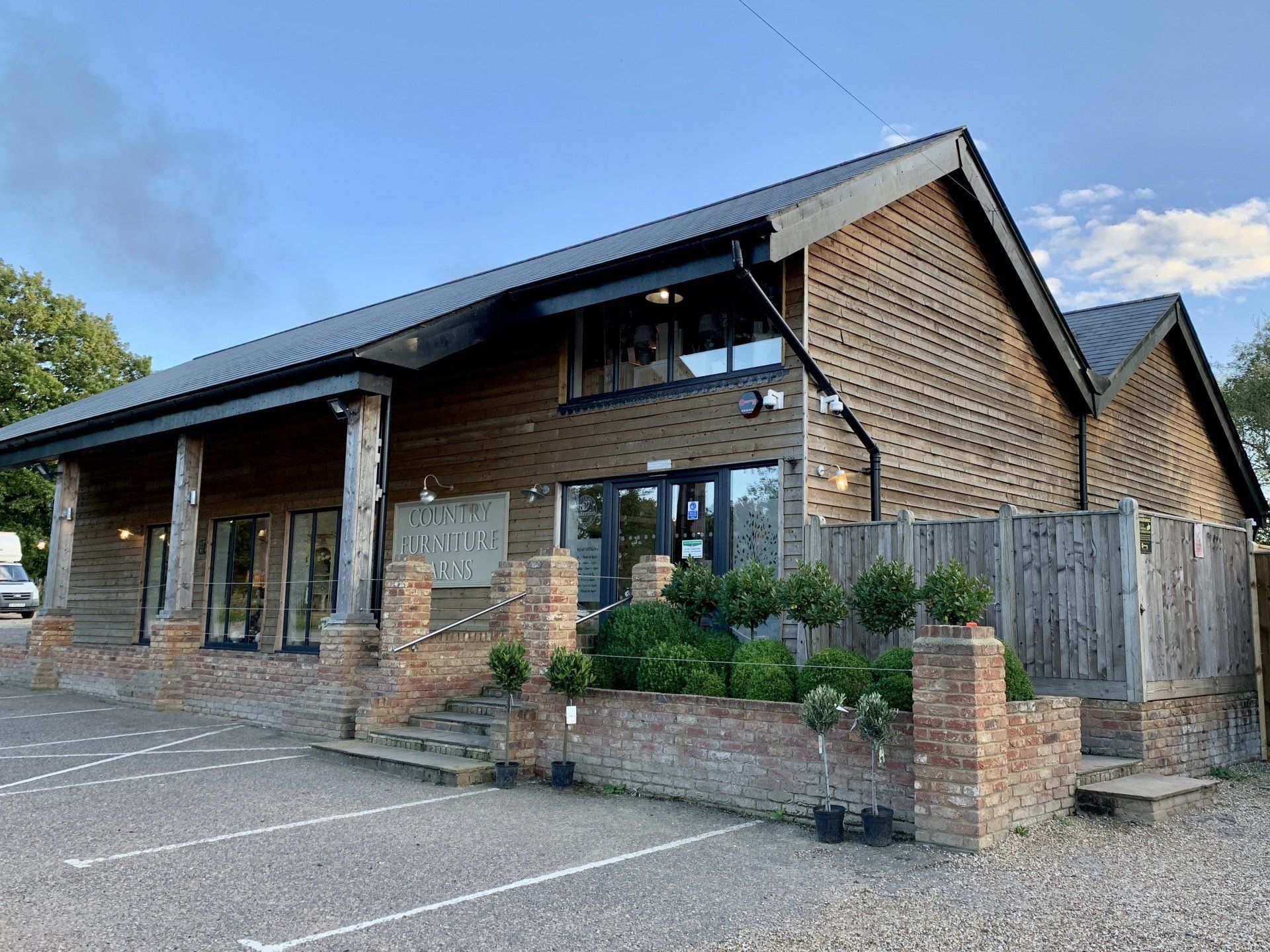 Flimwell, Tunbridge Wells. This barn was designed and built as a replacement for the previous barn that suffered a fire. As this was a comercial building, square footage was paramount. Squeezing the most we could out of the old footprint without overstepping planning regulations was key.