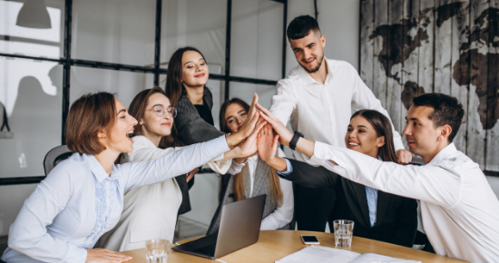 um grupo de homens de camisa branca posando para uma foto