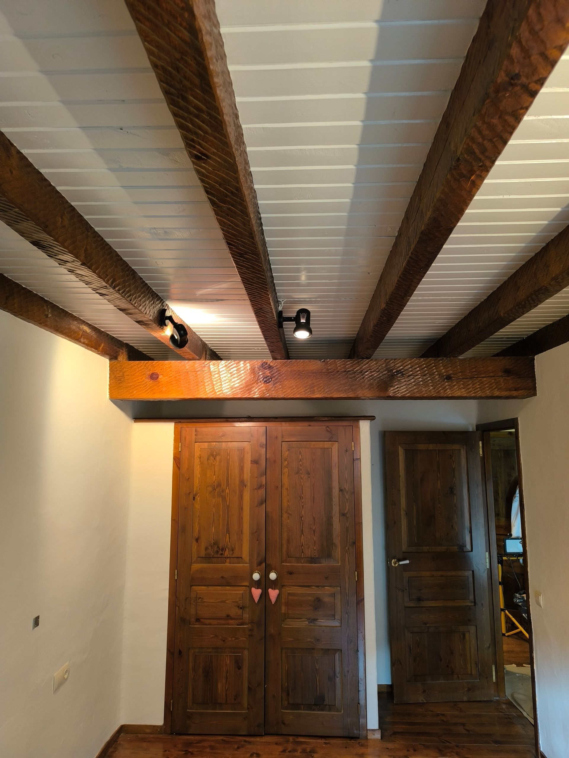 Techo con vigas de madera tratadas en vivienda del Valle de Arán