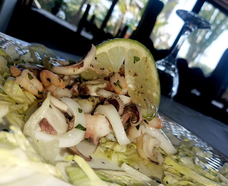 Un piatto di cibo con una fetta di lime sopra