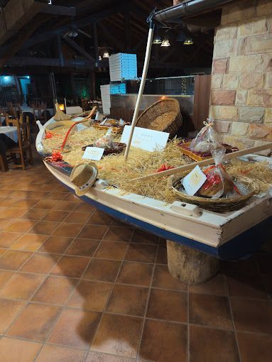Una barca piena di cesti di cibo è appoggiata sul pavimento piastrellato di un ristorante.
