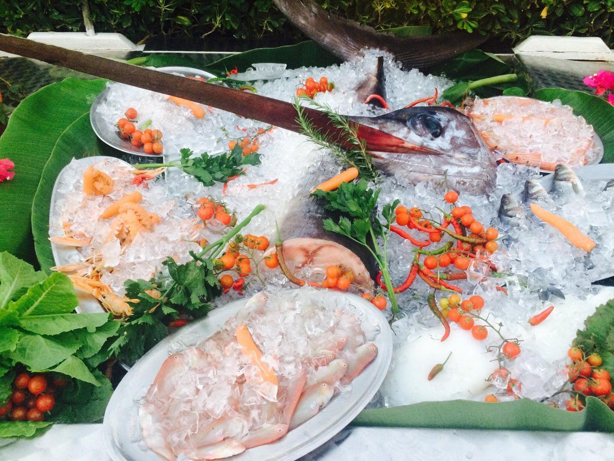 Una mostra di pesce e verdure sul ghiaccio