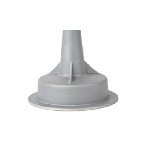 Um close de um objeto de plástico cinza em um fundo branco.