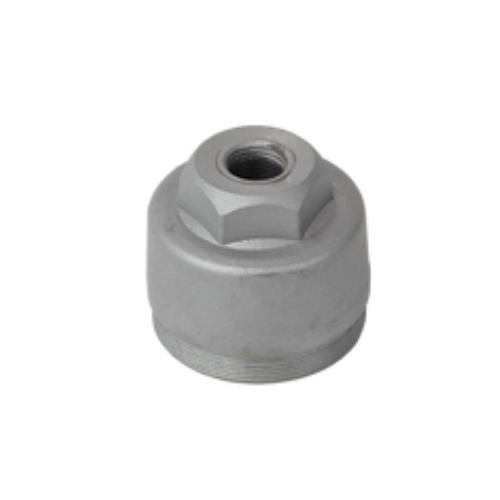 Um pequeno objeto de metal com um furo no meio em um fundo branco.