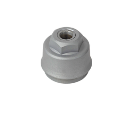 Um pequeno objeto de metal com um furo no meio em um fundo branco.