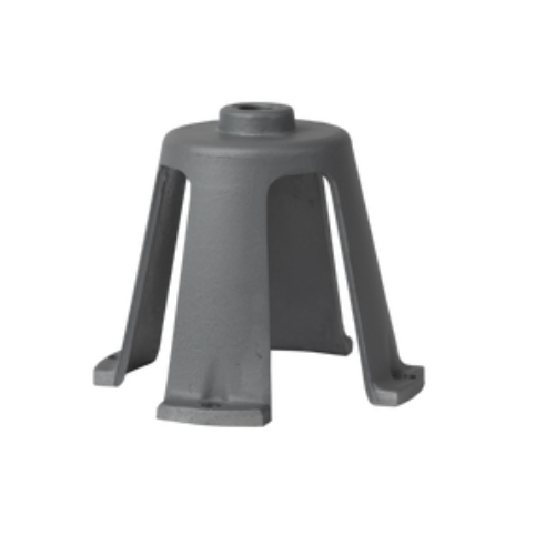 Um banquinho de plástico cinza com um buraco no meio em um fundo branco