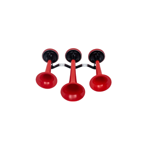 Um conjunto de três chifres vermelhos em um fundo branco