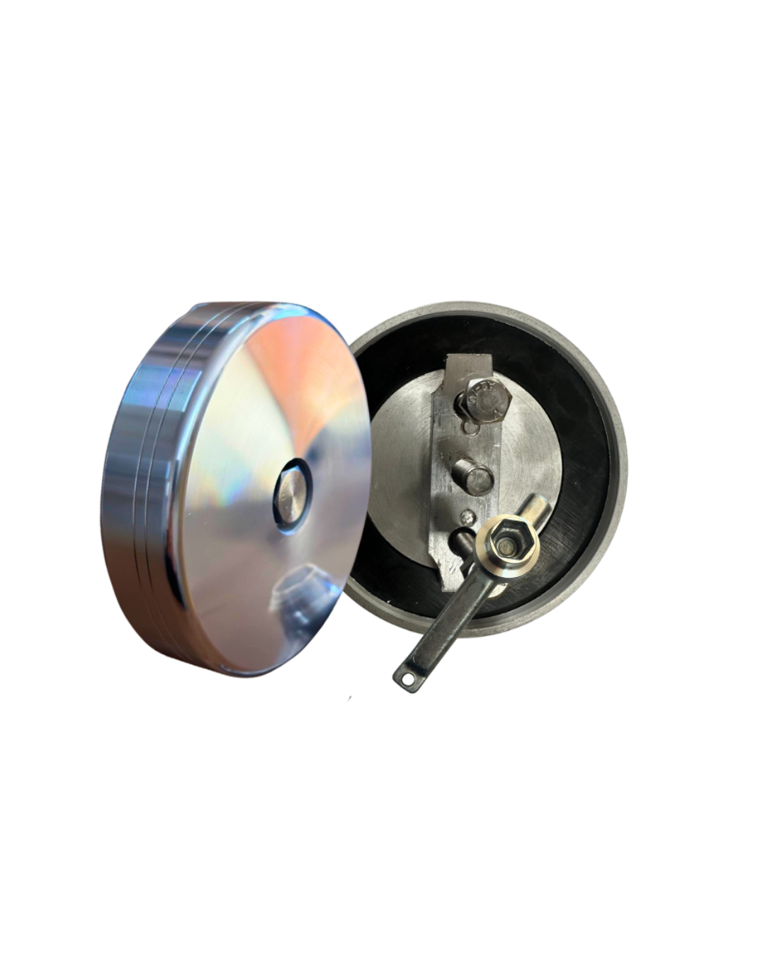 Um monte de fios enrolados de cores diferentes em um fundo branco