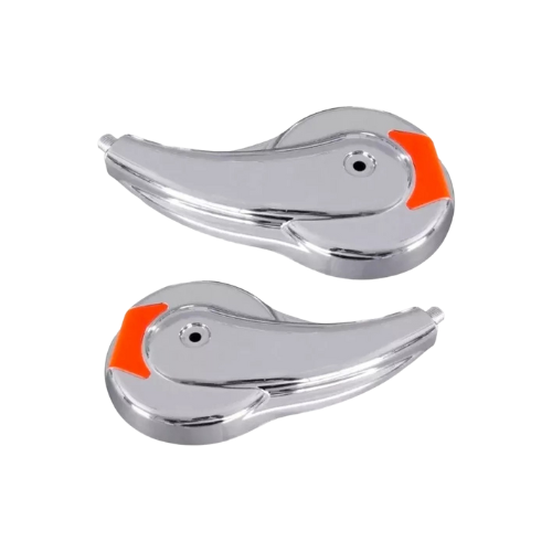 Um par de maçanetas cromadas com detalhes em laranja sobre fundo branco.