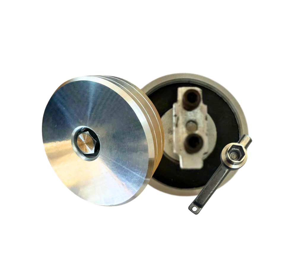 Um par de maçanetas cromadas com detalhes em laranja sobre fundo branco.