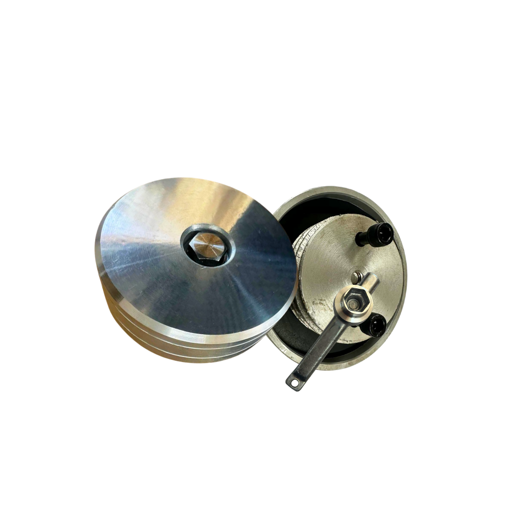 Uma alça de prata com um furo no meio em um fundo branco