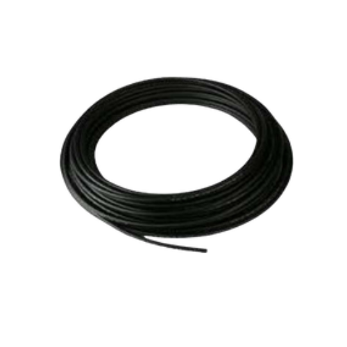 Um rolo de fio preto em um fundo branco