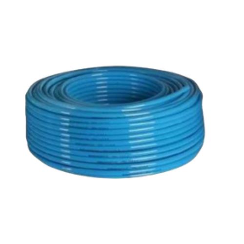 Um carretel de mangueira azul em um fundo branco