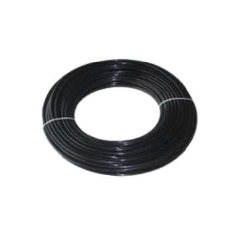 Um close de uma mangueira preta em um fundo branco