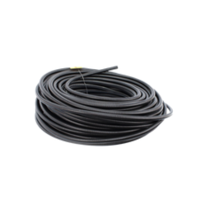 Um rolo de fio preto está sobre uma superfície branca.