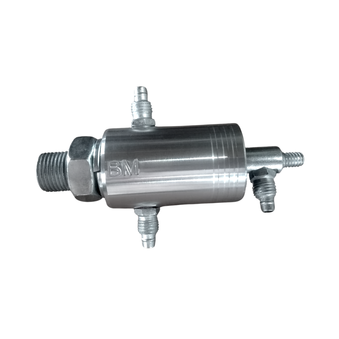 Um close de um cilindro de metal com uma mangueira conectada a ele em um fundo branco.