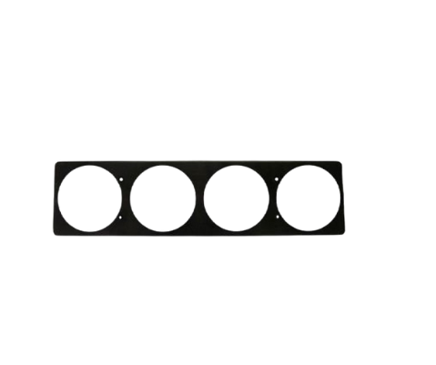 Um prato preto com quatro círculos sobre um fundo branco