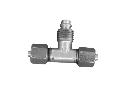 Um close de um encaixe em T de aço inoxidável em um fundo branco.