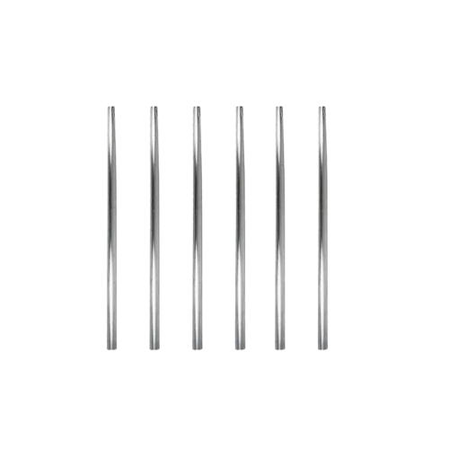 Um conjunto de seis canudos de aço inoxidável em um fundo branco.